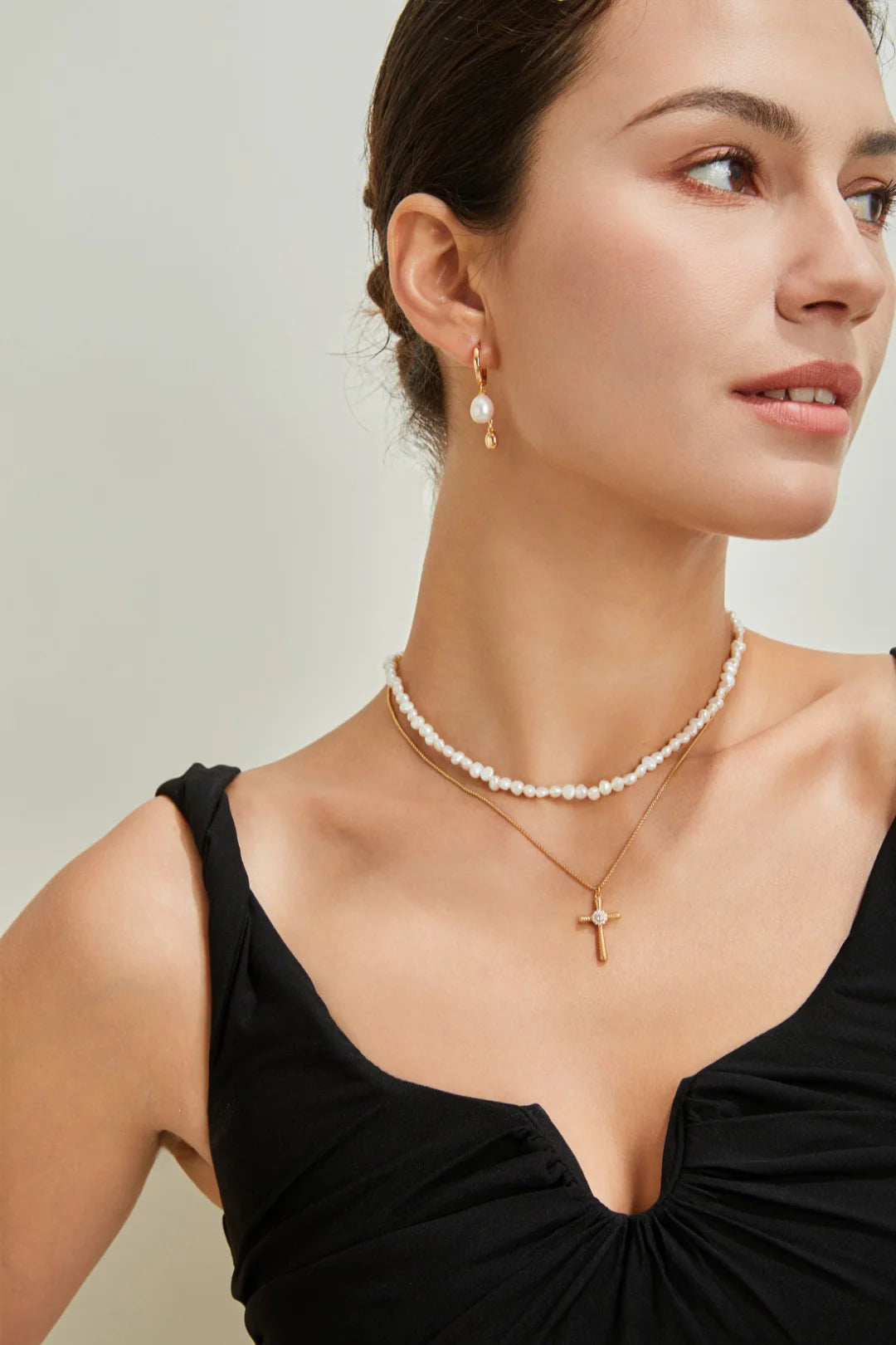 Elegant Fashion Cross Pendant Necklace with Sparkling Zircon Accents