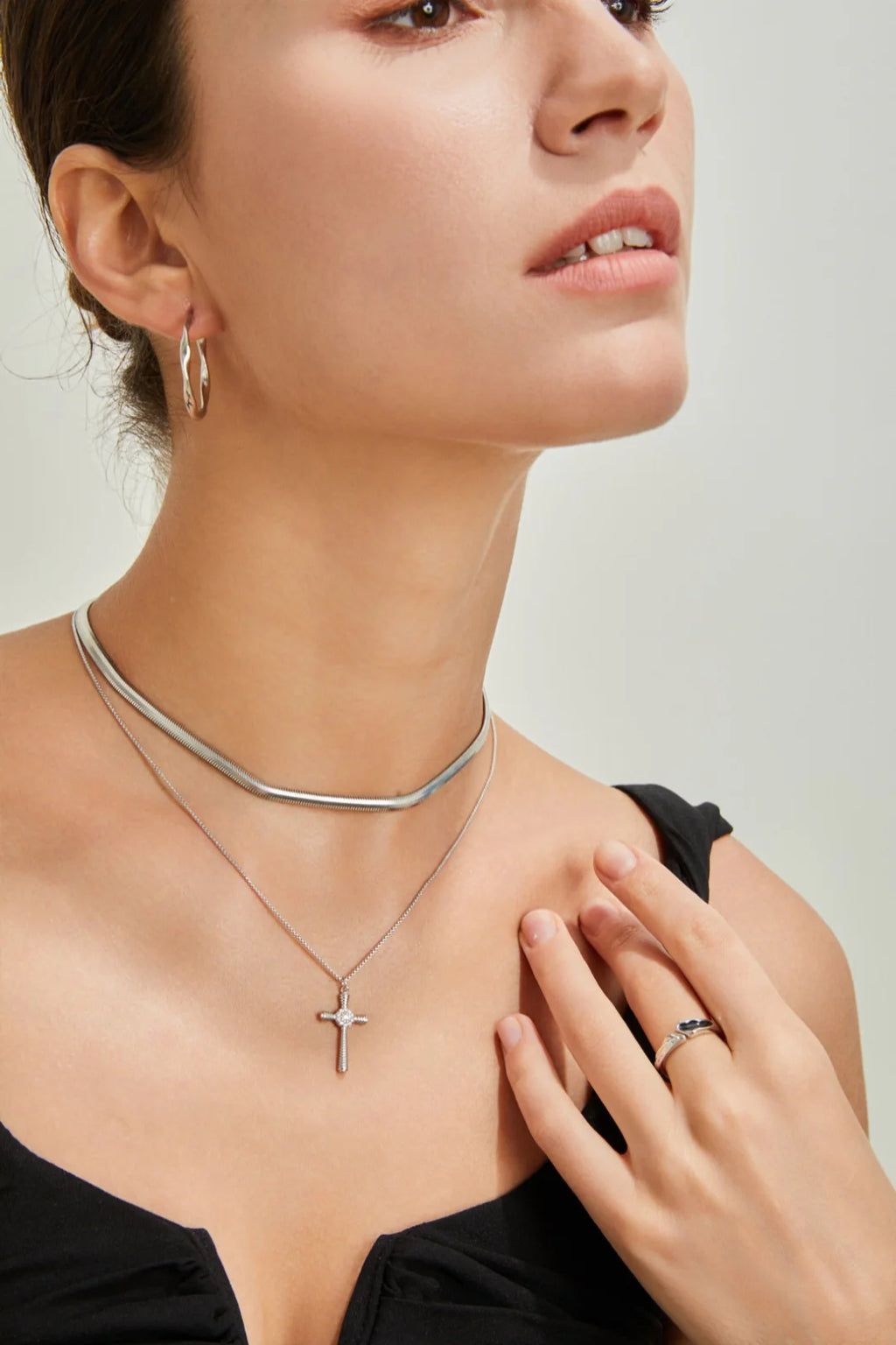 Elegant Fashion Cross Pendant Necklace with Sparkling Zircon Accents