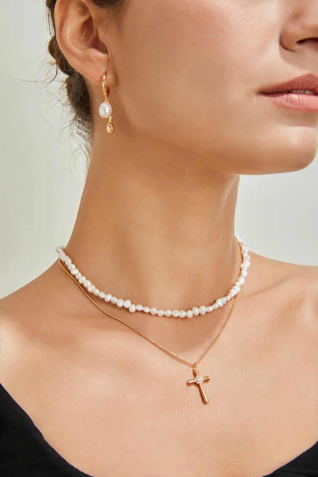 Elegant Fashion Cross Pendant Necklace with Sparkling Zircon Accents